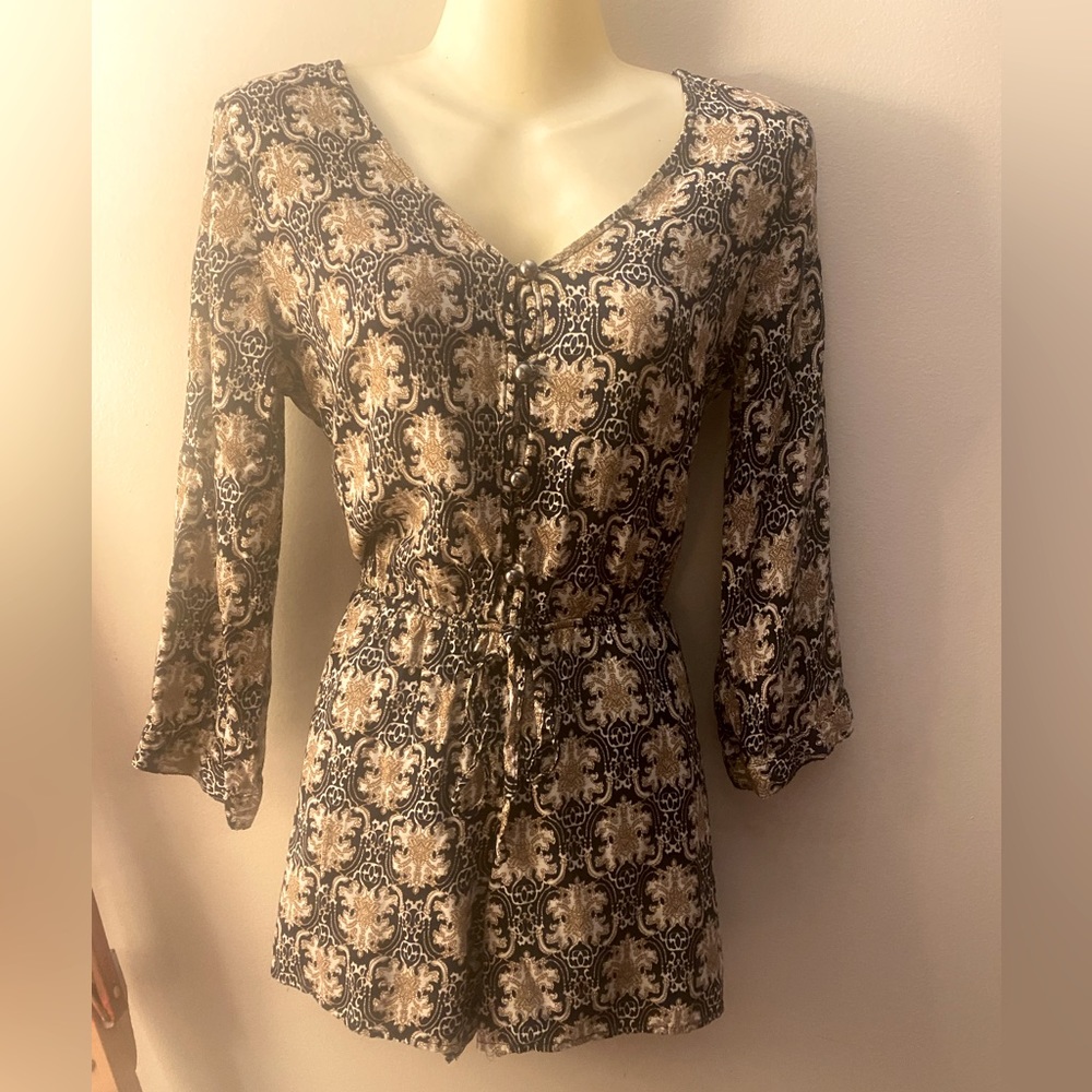 “Entro” Womens Black & Gold 3/4 Sleeve Romper Shorts SZ Medium. With pockets!